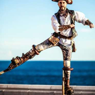 Spectacle de rue et déambulations pirates, déambulation échasses, spectacle pirate, spectacle enfant, spectacle interactif,