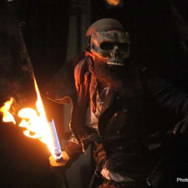 Spectacle de feu pirate, spectacle de feu, fire pirate show, spectacle de rue, spectacle sur scène, Cie Arteflammes, Compagnie Art et Flammes