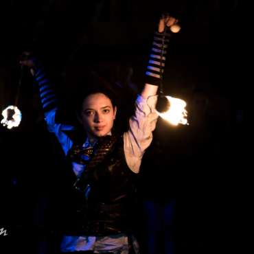 performeuse feu, jongleuse feu, spectacle de feu, artiste, fire show girl, pirate, évent, événementiel, pyrotechnie, spectacle pyrotechnique