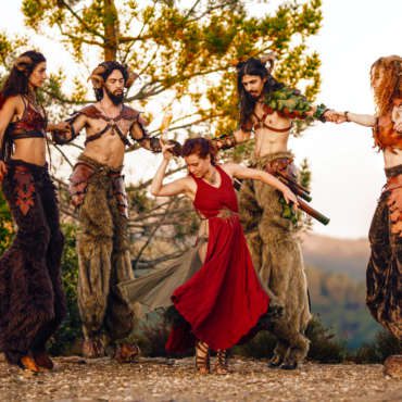 Déambulation, échasses, échassiers, troupe, créature de la forêt, Faune, Satyr, fantastique, féérique, médiévale, Nice, Cannes, Monaco, déambulation médiéval, déambulation carnaval, corso fleuri compagnie Arteflammes Cie Art Et Flammes, Compagnie Artistique à Nice, Déambulation Cie Arteflammes, compagnie d'artistes en déambulation, spectacle féeriques, armure, cuir, spectacle médiéval